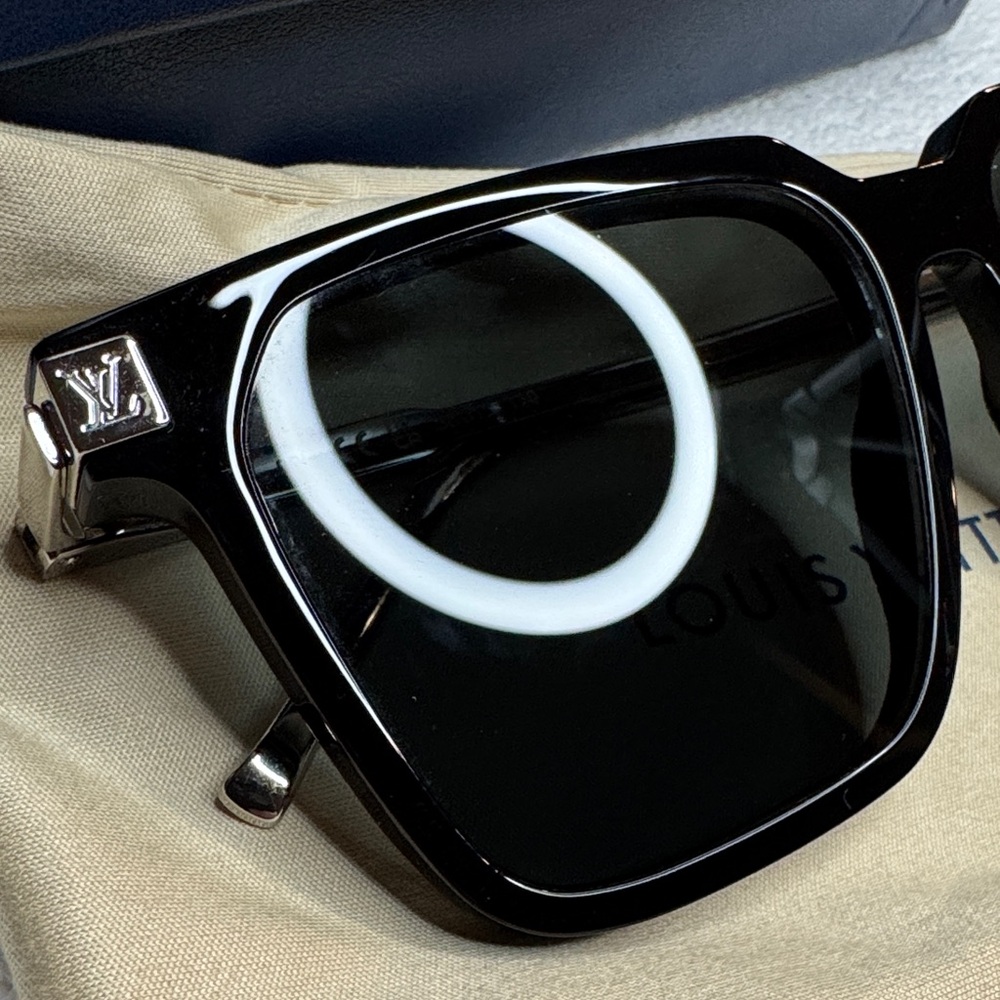 Louis Vuitton Rise Square Sunglasses Black - Picture 2 of 14